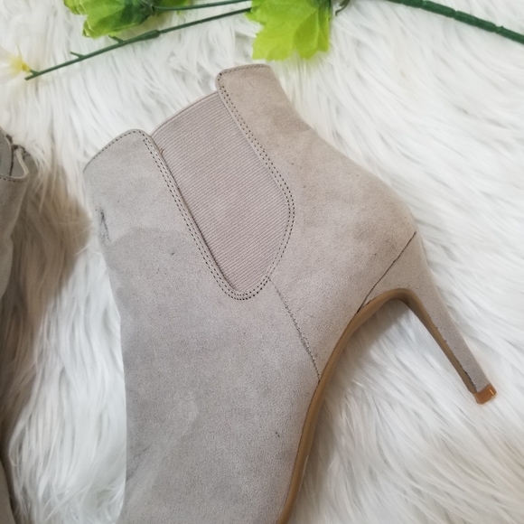 EXPRESS Pointed Faux Suede Heels Ankle Boots Light Gray Color SIZE 9. - Picture 4 of 16